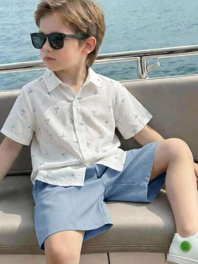 SHEIN LMoss Kids Bộ 2 món gồm áo và quần short cạp chun màu trơn in hình cây dừa hoạt hình dành cho bé trai.