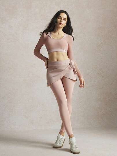 Activina Bộ trang phục múa ba lê dành cho nữ: áo thun dài tay, quần dài và váy tutu.