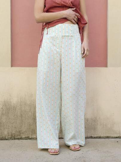 Nöista 浅蓝色条纹和橙色圆点宽腰阔腿裤，采用纽扣前腰设计和简洁直筒版型。非常适合夏季、泳池派对、海滩度假、夏季穿搭、音乐节、假期等场合。