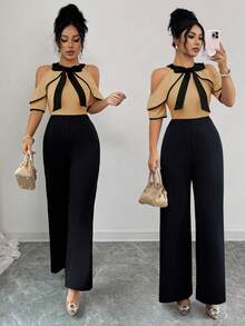 Mono elegante de mujer con contraste de color, hombros descubiertos, manga corta, cuello con lazo y ajustado - Marrón - Ver 9
