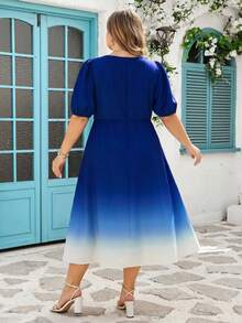 SHEIN CURVE+ 大码女式方领短泡泡袖深色优雅中腰连衣裙，2026流行渐变图案连衣裙 - 藍白色 - 查看 3