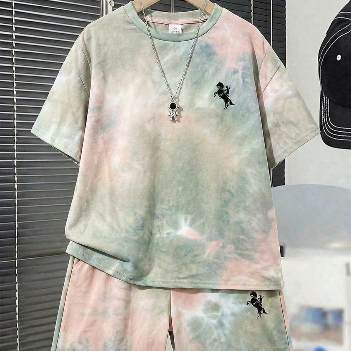 Set de 2 piezas de camiseta de manga corta holgada de cuello redondo y pantalones cortos de punto con estampado de teñido anudado para niños, básic
