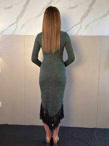 1件女士纯色圆领长袖修身流苏下摆连衣裙，简约设计长款晚礼服 - 墨綠色 - 查看 2