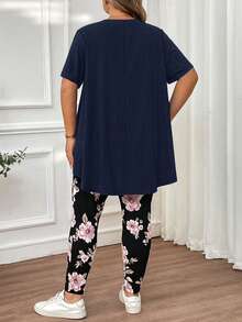 SHEIN CURVE+ Bộ đồ nữ cỡ lớn mùa hè gồm áo thun cổ tròn tay ngắn màu trơn vạt lệch và quần dài in hoa, thích hợp cho kỳ nghỉ hè/quê hương/bãi biển/trang phục đi biển. - Màu xanh hải quân - Xem 2