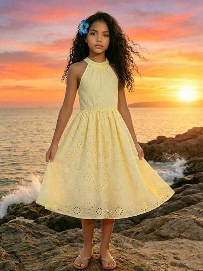 一件欧美时尚粗纺刺绣女童无袖镂空碎花连衣裙，清新甜美风格，高腰A字廓形，中长款，适合日常外出、生日派对、亲子装，精致蕾丝提花镂空高端度假风中长吊带连衣裙