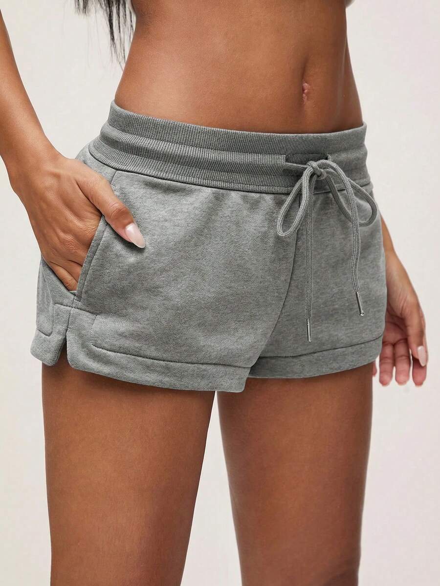 SHEIN BASICS Quần short thể thao cạp thấp thoải mái có xẻ tà, quần short mặc nhà thường ngày cho mùa xuân/hè. - Màu Xám nhạt - Xem 1