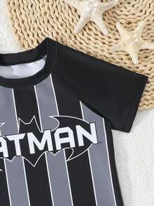 BATMAN X SHEIN GraphicGems 男童条纹字母印花圆领短袖上衣搭配黑色短裤泳衣套装，适合海滩度假、假日、游泳派对、泳池等场合。 - 彩色 - 查看 4
