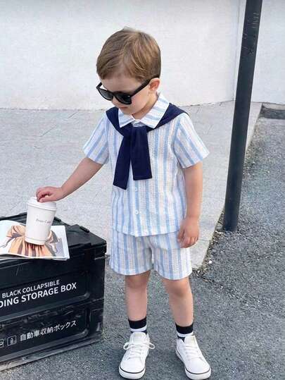 Bộ quần áo mùa hè cho bé trai gồm áo sơ mi cổ bẻ kẻ sọc xanh trắng và quần short, dáng rộng, thích hợp cho các hoạt động hàng ngày, đi học, họp mặt gia đình, vui chơi ngoài trời và chụp ảnh.