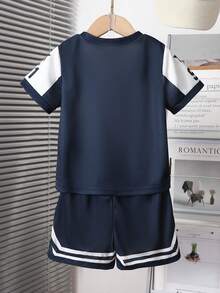SHEIN 男童夏季休闲数字字母印花V领短袖T恤短裤套装，宽松舒适，适合日常外出、学校活动、家庭聚会、户外玩耍、运动健身、拍照等场合。 - 藍色 - 查看 2
