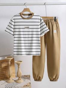 SHEIN Bộ 2 món gồm áo thun kẻ sọc đen trắng phong cách tối giản thường ngày và quần đen, có nhãn da, phù hợp cho bé trai mặc hàng ngày vào mùa xuân/hè/thu. - Màu Khaki - Xem 3