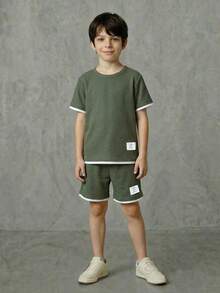 SHEIN Casuvi Kids Conjunto informal de camiseta y pantalones cortos de estilo militar verde y blanco con contraste y patrón de textura de waffle, apropiado para uso diario, escuela, viajes, deporte, primavera/verano, para niños pequeños - Verde militar - Ver 3