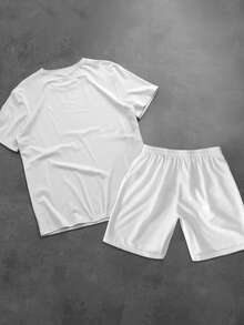 Manfinity Homme Bộ 2 món áo thun ngắn tay in họa tiết dành cho nam, gồm áo và quần short, thích hợp cho mùa hè. - trắng - Xem 3