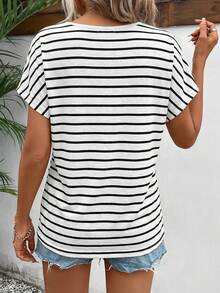 SHEIN Frenchy 女士休闲V领宽松短袖T恤，条纹印花，女士夏季服装，女士休闲装 - 彩色 - 查看 2