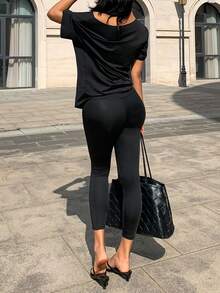 Menodora SHEIN Sport طقم رياضي قميص وتايت لون أحادي للنساء مكون من قطعتين - أبيض - مشاهدة 6