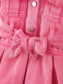 SHEIN Playful Pals Vestido vaquero sin mangas para niñas, estilo retro, para primavera/otoño, primavera/verano, color denim azul medio, con cuello, dos bolsillos simétricos, diseño de lazo en la cintura para ajuste regulable, tela suave y cómoda, adecuado para fiesta, escuela, uso diario - Rosa Fucsia - Ver 8