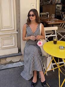 SHEIN PETITE Đầm nữ kẻ caro chắp vá kiểu milkmaid năm 2026, không tay, có chi tiết nhún bèo và gấu xòe rộng, khóa kéo, kiểu dáng tối giản, thích hợp mặc hàng ngày đi làm hoặc đi nghỉ lễ. - Đen và trắng - Xem 1