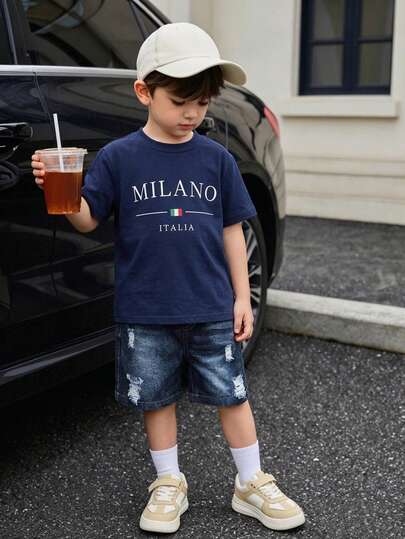 Conjunto de camiseta de manga corta con estampado de letras y bandera nacional en estilo casual americano azul marino para niños pequeños, con pantalones cortos vaqueros desgastados, corte holgado y cómodo, adecuado para salidas diarias, actividades escolares, reuniones familiares, juegos al aire libre y sesiones de fotos