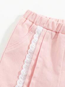 Baby Mädchen Neue Locker Washed Denim-Shorts, Rosa mit Weißer Spitzenborte. Aus leichtem, weichem Baumwolldenim, ein Muss für modebewusste Mädchen. Geeignet für Frühling/Sommer, einfach und stilvoll, vielseitig für tägliches Outfit, Fotoshootings, Zusammenkünfte. Frühling/Sommer 2026 Neuerscheinung - Pink - Übersicht 10