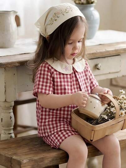 SHEIN Vintaside Kids 2 piezas Conjunto de blusa con cuello Peter Pan con volantes y shorts elegante para bebé niña, infante y niña pequeña, primavera/verano, blanco y verde