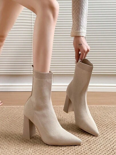 Botines de tacón alto para mujer, color albaricoque, nuevo estilo 2026, punta puntiaguda, ante, tacón grueso, otoño e invierno, botas elásticas con forro polar y corte ajustado.