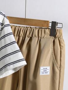 SHEIN Bộ 2 món gồm áo thun kẻ sọc đen trắng phong cách tối giản thường ngày và quần đen, có nhãn da, phù hợp cho bé trai mặc hàng ngày vào mùa xuân/hè/thu. - Màu Khaki - Xem 4