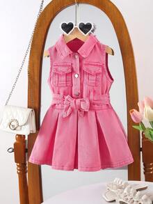 SHEIN Playful Pals Vestido vaquero sin mangas para niñas, estilo retro, para primavera/otoño, primavera/verano, color denim azul medio, con cuello, dos bolsillos simétricos, diseño de lazo en la cintura para ajuste regulable, tela suave y cómoda, adecuado para fiesta, escuela, uso diario - Rosa Fucsia - Ver 4