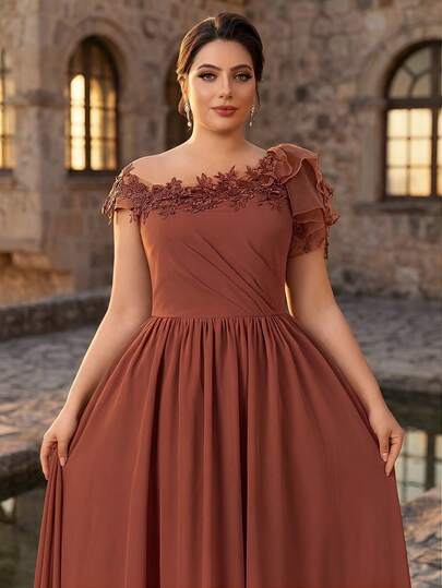 Aureia 大码优雅浪漫珊瑚橙色不对称袖上衣，饰有花卉贴花，腰部褶皱设计，网纱雪纺拼接A字连衣裙，适合派对、婚礼、正式场合、新娘母亲礼服