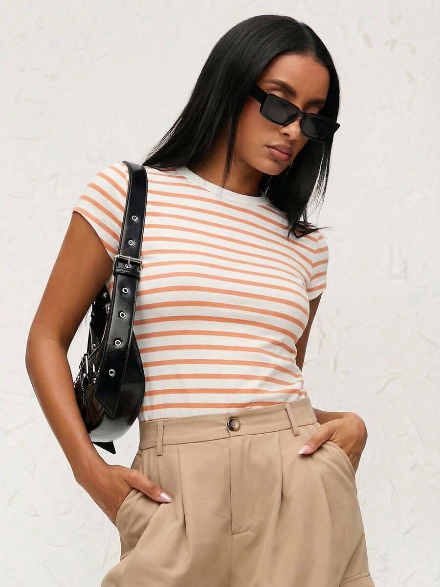 SHEIN BASICS 女士圆领条纹休闲百搭日常短袖T恤，修身款，适合春季和夏季穿着。