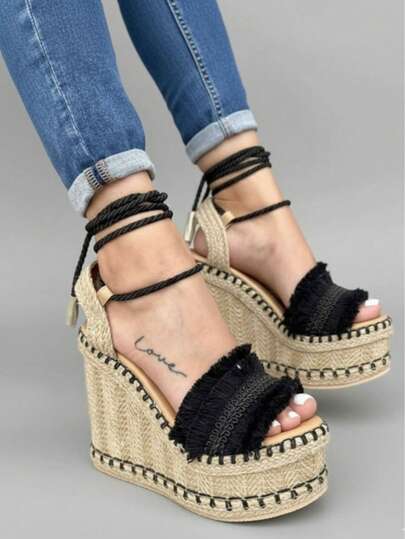 Alpargatas de cuña de yute con plataforma y flecos negros para mujer, con cordón ajustable al tobillo, ideales para las vacaciones de verano. Elegantes sandalias de cuña con plataforma y flecos negros para mujer, con cordón ajustable al tobillo, perfectas para el verano.