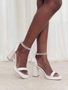 Sandalias de tacón alto para mujer con plataforma y tacón ancho, de piel de poliuretano blanca, con moño falso de perlas, resistentes al agua y de moda, ideales para el día de San Valentín - Blanco - Ver 3