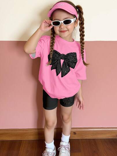 SHEIN Bộ đồ gồm áo thun ngắn tay cổ tròn dáng rộng thoải mái màu đen hồng và quần đùi bó sát, thích hợp mặc hàng ngày vào mùa xuân/hè, phong cách đường phố, đi chơi, thể thao, dự tiệc, tựu trường.