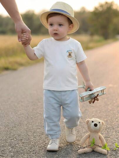 Souflis Souflis 2件套男婴幼儿蓝白短袖上衣和裤子套装，侧边饰带，马匹印花图案，时尚优雅，适合宝宝夏季休闲穿着和户外玩耍