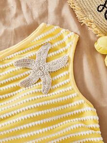 SHEIN Sparklyn 这款少女新款两件套套装包含一件时尚休闲的舒适弹力针织提花蓝色圆领套头背心，搭配同色系双层蛋糕裙。背心的腰部和下摆采用褶裥设计，打造优雅整体造型。这款高品质套装适合日常穿着，也适合度假、旅行和派对等场合，是春夏的理想之选。 - 黃色 - 查看 4