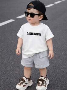 SHEIN Playful Pals 2件套幼儿男童休闲英文图案圆领长袖宽松T恤和松紧腰带口袋短裤套装，儿童服装，婴幼儿套装，男童运动服，适合春夏季节、度假、派对穿着 - 灰色 - 查看 3