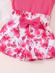 SHEIN 2pcs/Set Kaos Anak Perempuan Kerah Bulat Berkerut dan Celana Pendek Motif Bunga, Merah Muda Terang, Musim Panas, Serasi, Pakaian Kasual Liburan Keluarga untuk Balita - Hot Pink - View 4