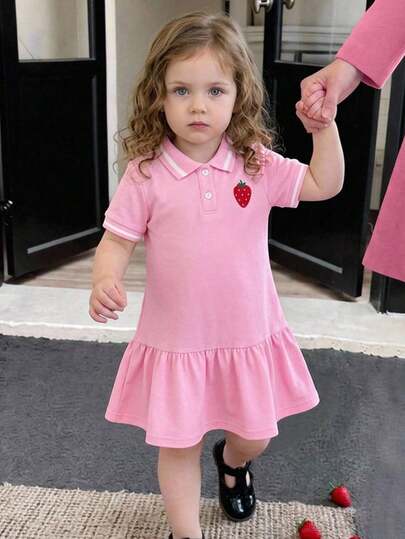 SHEIN Đầm tay ngắn xếp ly in hình dâu tây cho bé gái