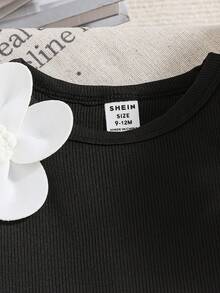 SHEIN طقم ملابس علوية وشورت صيفي كاجوال للبنات مزين بزهور ثلاثية الأبعاد، طقم شورت أبيض للبنات، طقم صيفي للبنات، طقم قطعتين للبنات، طقم قطعتين للفتاة الزهرة، ملابس بنات، ملابس صيفية للبنات، طقم قطعتين أبيض للبنات، طقم قطعتين للفتاة الزهرة، طقم قطعتين للبنات مع شورت أبيض مزين بالزهور - أبيض وأسود - مشاهدة 4
