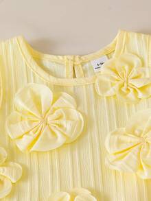 SHEIN 2件組 0-3歲女嬰時尚可愛3D花朵裝飾無袖上衣與短褲套裝 淡黃色夏季家庭穿搭幼童女童夏裝 - 黃色 - 查看 6