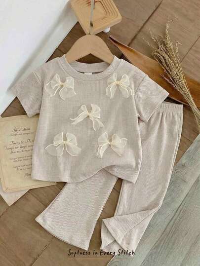 Cozy Pixies Bộ 2 món cho bé gái: áo len mềm mại cổ tròn tay ngắn vai rớt và quần cạp chun.