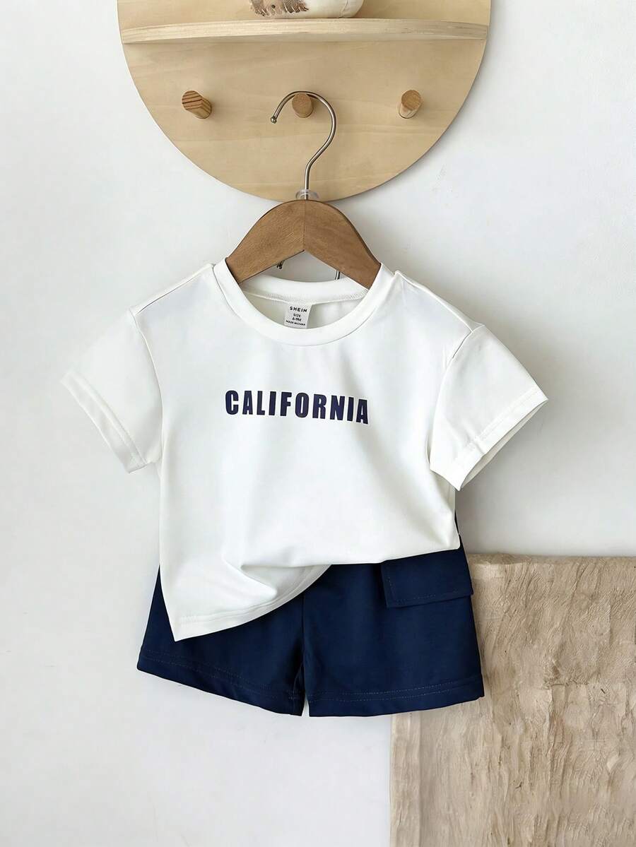 SHEIN Playful Pals 2件套幼儿男童休闲英文图案圆领长袖宽松T恤和松紧腰带口袋短裤套装,儿童服装,婴幼儿套装,男童运动服,男童短袖短裤套装,适合春夏季节、度假、聚会、派对等场合。 - 藍色 - 查看 1