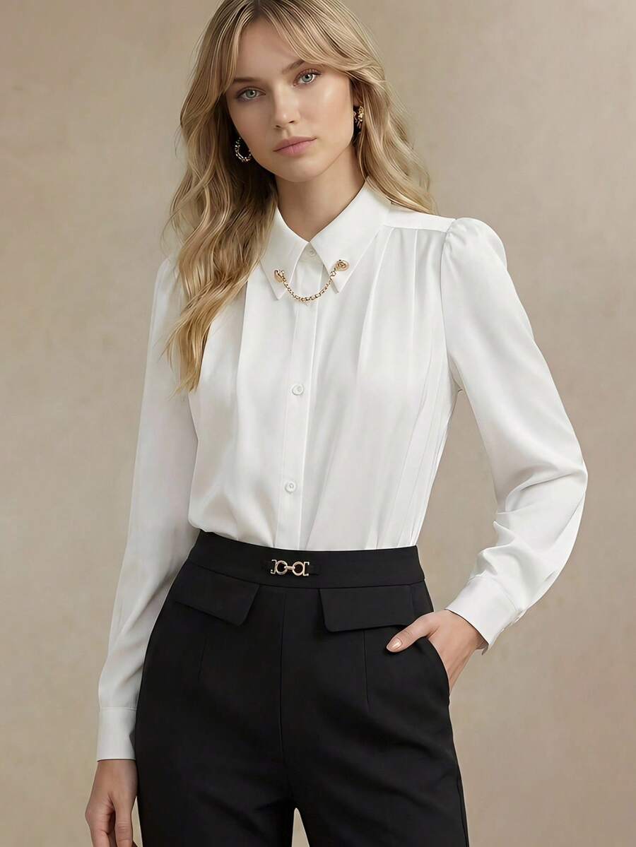 BizChic Camisa de mujer con botones de cadena de metal para otoño, blusa formal elegante para oficina y uso urbano, estilo casual de negocios - Blanco - Ver 1