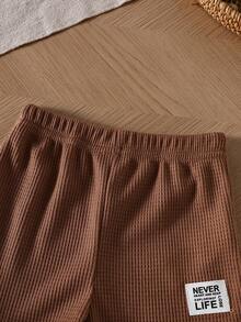 SHEIN Playful Pals 2件組 幼童男嬰棕色條紋華夫格針織T恤與短褲套裝 夏季休閒海灘穿搭圓領口袋上衣與鬆緊腰衣物 - 彩色 - 查看 4