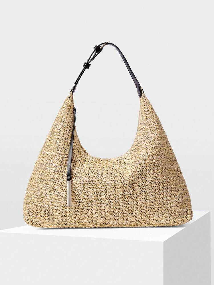 A STYLISH AND MINIMALIST SHOULDER BAG WITH A DELICATE METAL PENDANT IS SUITABLE FOR COMMUTING AND SHOPPING.