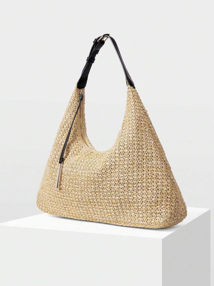 A STYLISH AND MINIMALIST SHOULDER BAG WITH A DELICATE METAL PENDANT IS SUITABLE FOR COMMUTING AND SHOPPING.