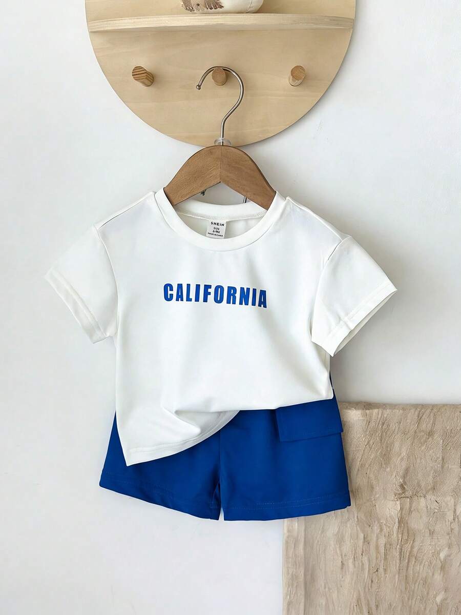 SHEIN Playful Pals 2件套幼儿男童休闲英文图案圆领长袖宽松T恤和松紧腰带口袋短裤套装,儿童服装,婴幼儿套装,男童运动服,男童短袖短裤套装,适合春夏季节、度假、聚会、派对等场合。 - 藍白色 - 查看 1