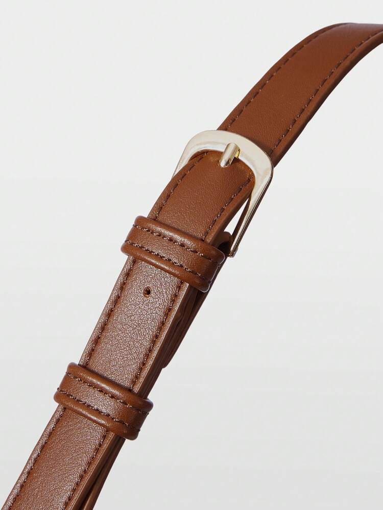 A STYLISH AND MINIMALIST SHOULDER BAG WITH A DELICATE METAL PENDANT IS SUITABLE FOR COMMUTING AND SHOPPING.