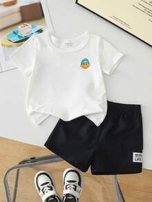 SHEIN Playful Pals 2件組男嬰白色夏季休閒圖案城市度假套裝 酷臉印花圓領T恤 & 鬆緊腰短褲 6個月至3歲 - 黑色 - 查看 3