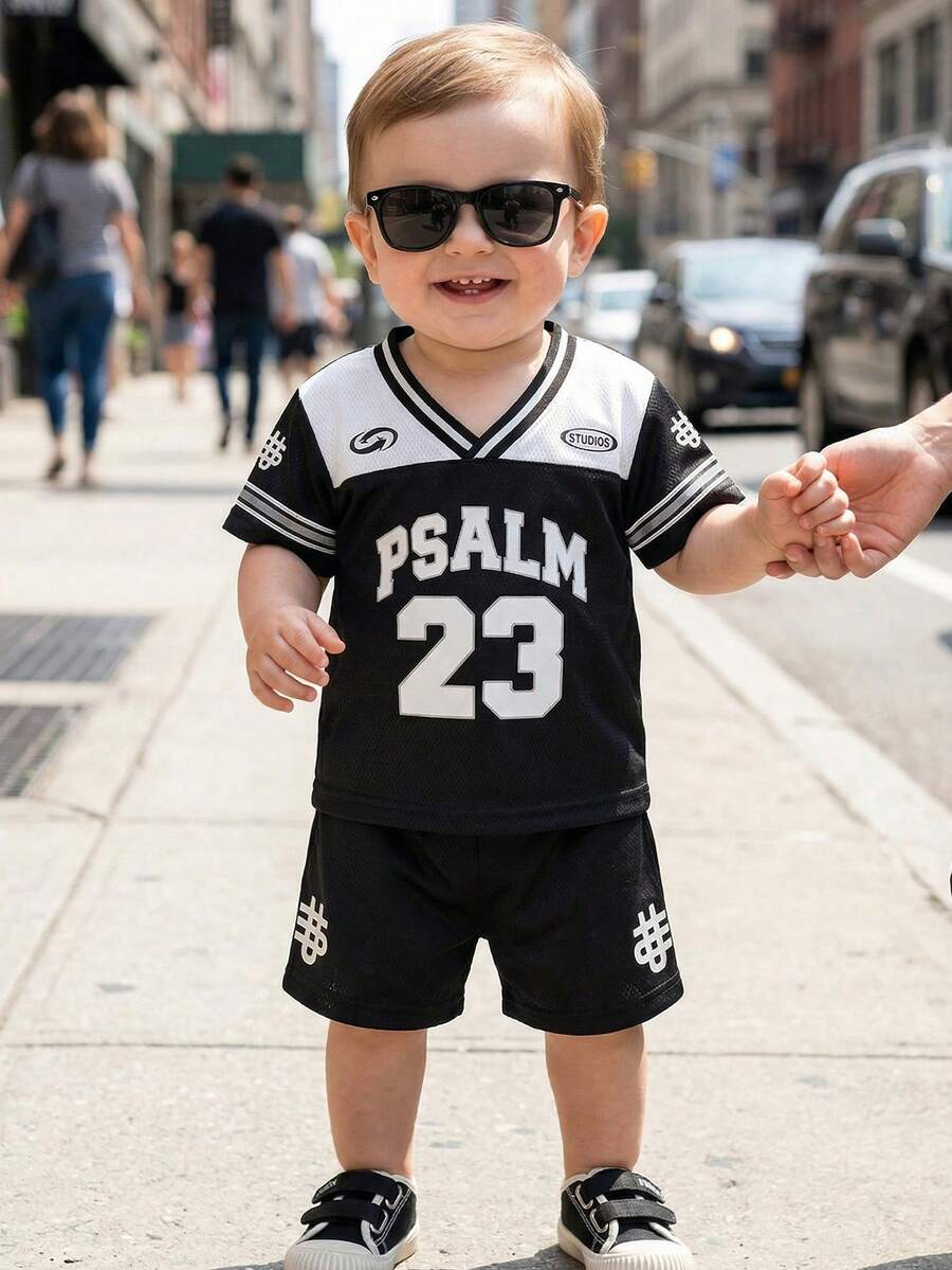 SHEIN Playful Pals 2件套婴幼儿男童PSALM23字母印花V领撞色短袖T恤和短裤运动套装,V领设计搭配网眼面料,美式运动风格,适合夏季穿着,尺码6个月至3岁 - 黑與白 - 查看 1