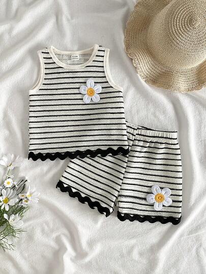 SHEIN Vintaside Kids Bộ 2 món cho bé gái, gồm áo vest và quần short kẻ sọc jacquard viền ren, kiểu dáng thanh lịch Hàn Quốc/Châu Âu, bộ đồ bé gái đa năng và tiện dụng, trang phục mùa hè thời trang mới, phù hợp cho trẻ sơ sinh và trẻ nhỏ, bộ đồ bé gái, mặc thường ngày, đi nghỉ lễ, dự tiệc.