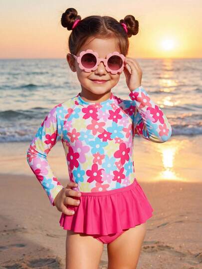SHEIN Bộ bikini hai mảnh dành cho bé gái, gồm áo dài tay in hoa và quần tam giác màu trơn, thích hợp cho mùa hè.